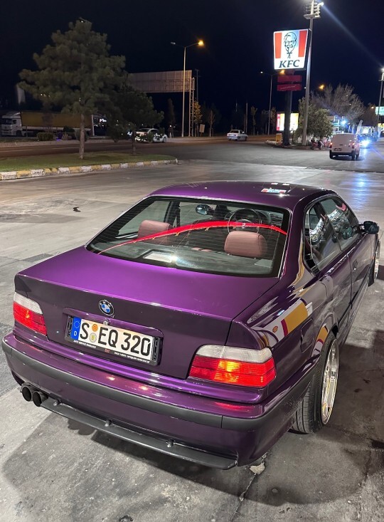 Bizim hiç Barbie gibi bir prensesimiz olmadı, biz de gidip BMW E36 yı mor yaptık 😂. Nasıl olmuş?
