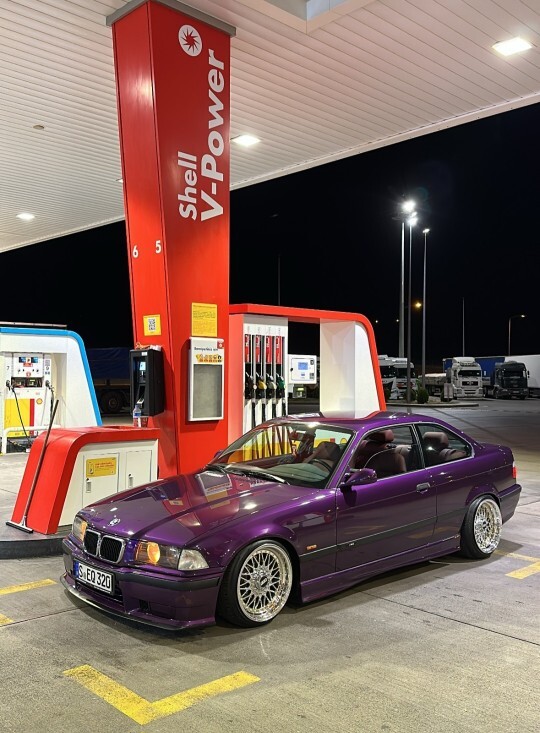 Bizim hiç Barbie gibi bir prensesimiz olmadı, biz de gidip BMW E36 yı mor yaptık 😂. Nasıl olmuş?