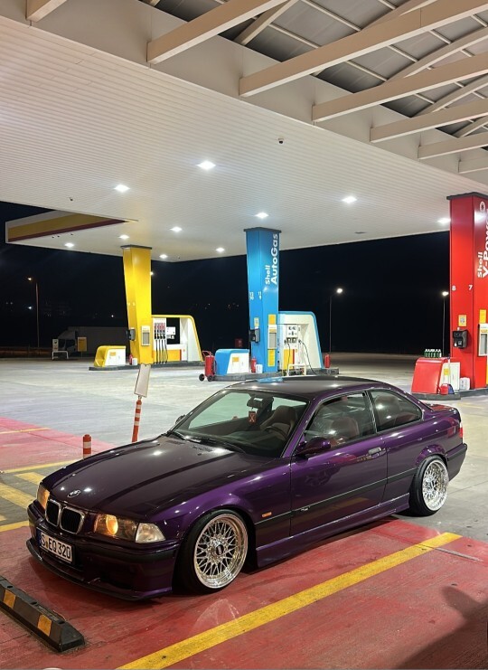 Bizim hiç Barbie gibi bir prensesimiz olmadı, biz de gidip BMW E36 yı mor yaptık 😂. Nasıl olmuş?