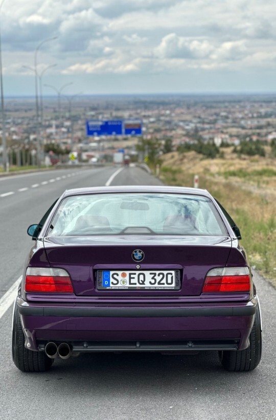 Bizim hiç Barbie gibi bir prensesimiz olmadı, biz de gidip BMW E36 yı mor yaptık 😂. Nasıl olmuş?