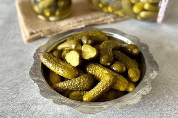 Kornişon turşusu hangi yemeğin yanında güzel gider?