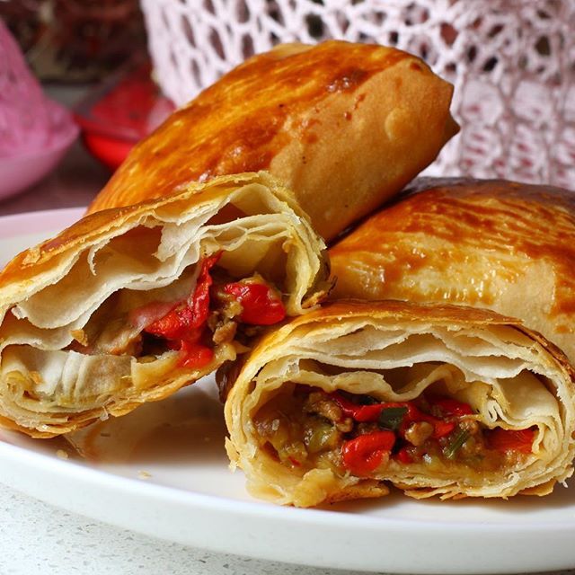 Kıymalı börek mi patlıcan böreği mi daha lezzetli, hangisini tercih edersiniz 😌?