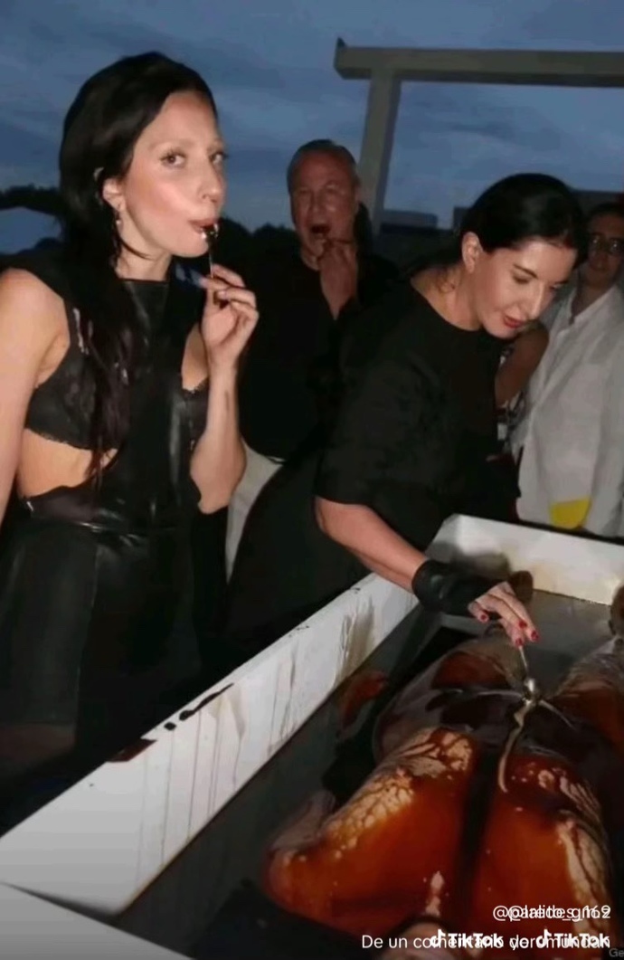 Ve buda lady gaga burada pasta daveti vs diyorlar ama asla öyle degil?