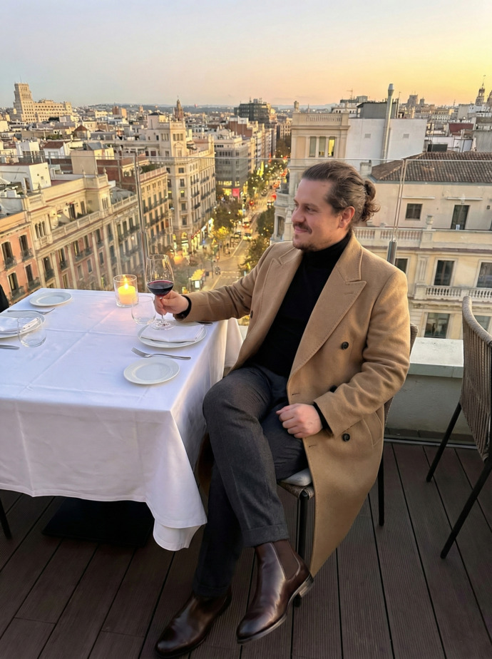 Sosyal medyada arka arkaya foto atmak abartı mı yoksa normal mi sizce?