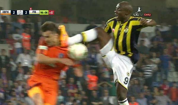4 haftalık bebek tekme atar mı?