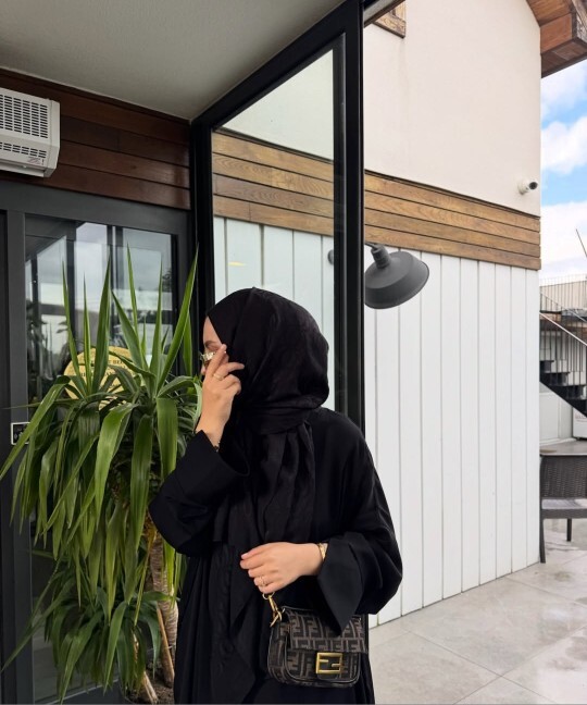 Her gün böyle siyah feraceliyim çok mu dikkat çekici sizce? Arkadaşlarım öyle diyor?