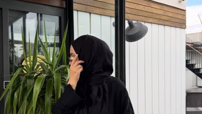 Her gün böyle siyah feraceliyim çok mu dikkat çekici sizce? Arkadaşlarım öyle diyor?