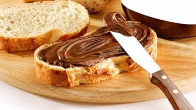 Günaydın. Sabah kahvaltısında ekmeğe çikolata sürüp yer misin?