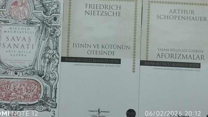 Elinizde bu üç kitap var. İlk hangisinden bakarsınız?