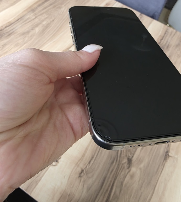 Telefonumu düşürdüm, kılıfa rağmen metal kısım çizildi ve cam kırıldı, ikinci el değeri çok düşer mi?