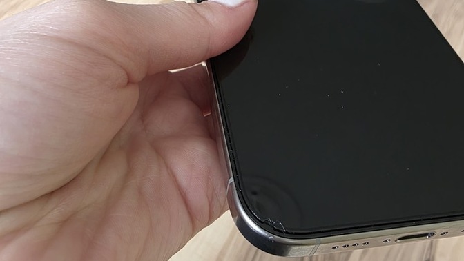 Telefonumu düşürdüm, kılıfa rağmen metal kısım çizildi ve cam kırıldı, ikinci el değeri çok düşer mi?