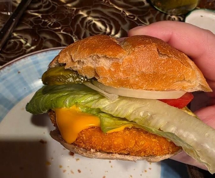 Ekmek arasi tavuk Burger Tarzi birsey denedim evde sizce nasil?