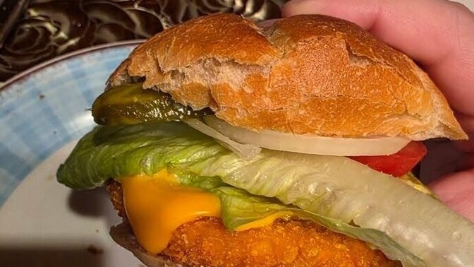 Ekmek arasi tavuk Burger Tarzi birsey denedim evde sizce nasil?