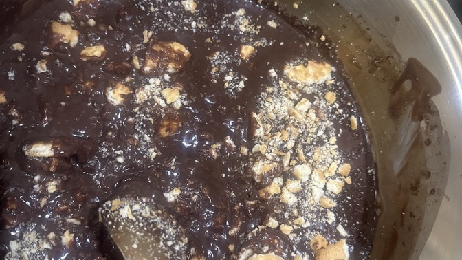 Pudinge bisküvi koymak mi daha güzel sade mi?