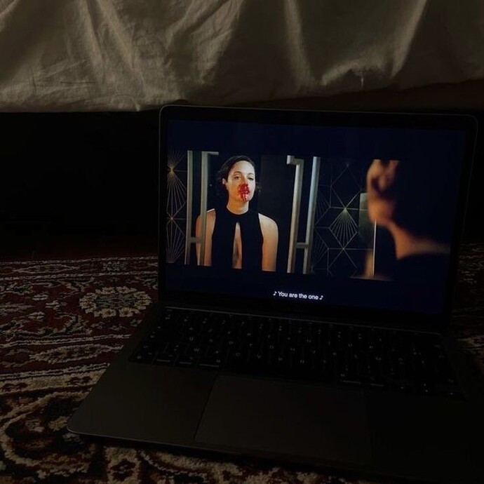 Gece korku filmi izlemek sizlik mi?