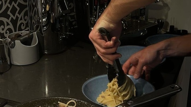 Mutfakta erkek neden daha çekici ve havalı duruyor, yemek yapan erkek neden bu kadar ilgi çekiyor?
