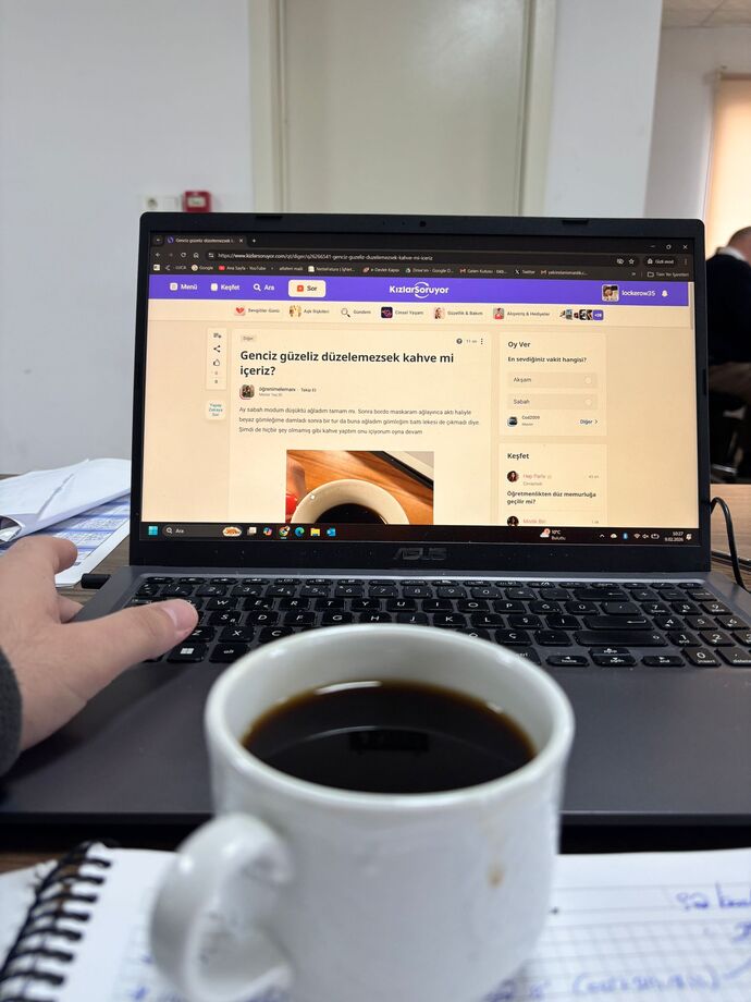 Genciz güzeliz düzelemezsek kahve mi içeriz?