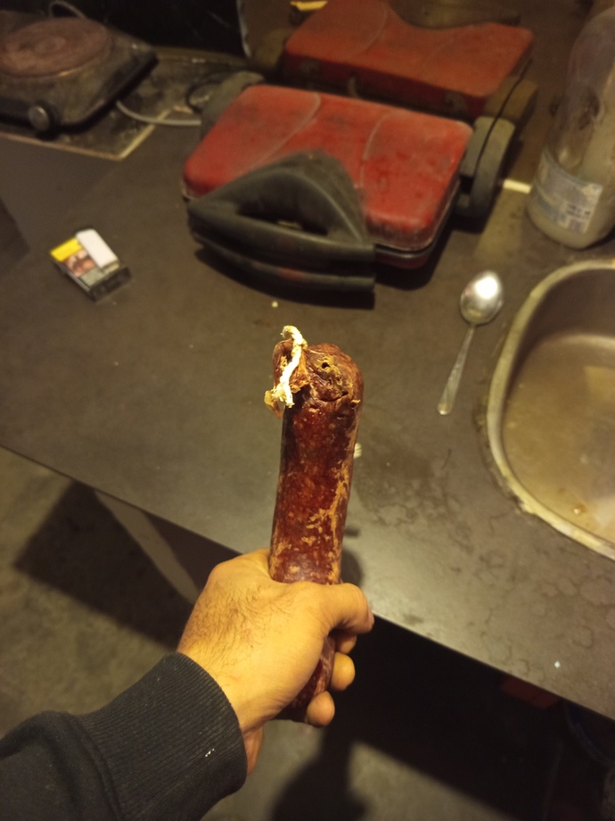 Sağlam sucuk var. Bunla sucuklu yumurta mı kırayım yoksa kaşarlı sucuklu tost mu yapayım sizce?
