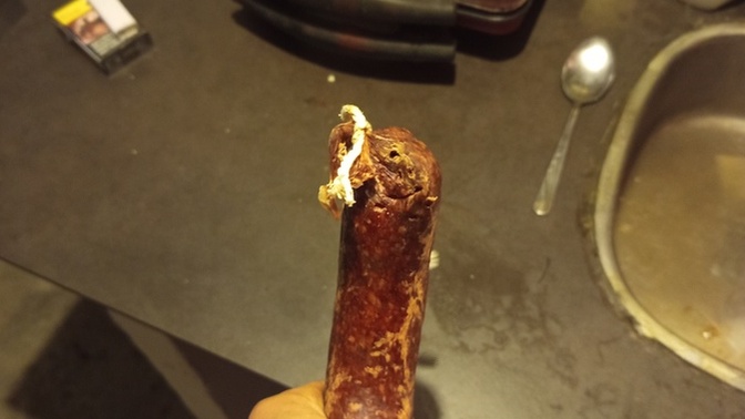 Sağlam sucuk var. Bunla sucuklu yumurta mı kırayım yoksa kaşarlı sucuklu tost mu yapayım sizce?