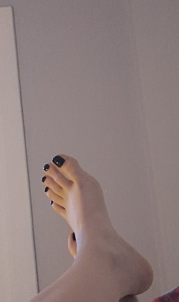 Sizce ojeli ayak mı ojesiz ayak mı?