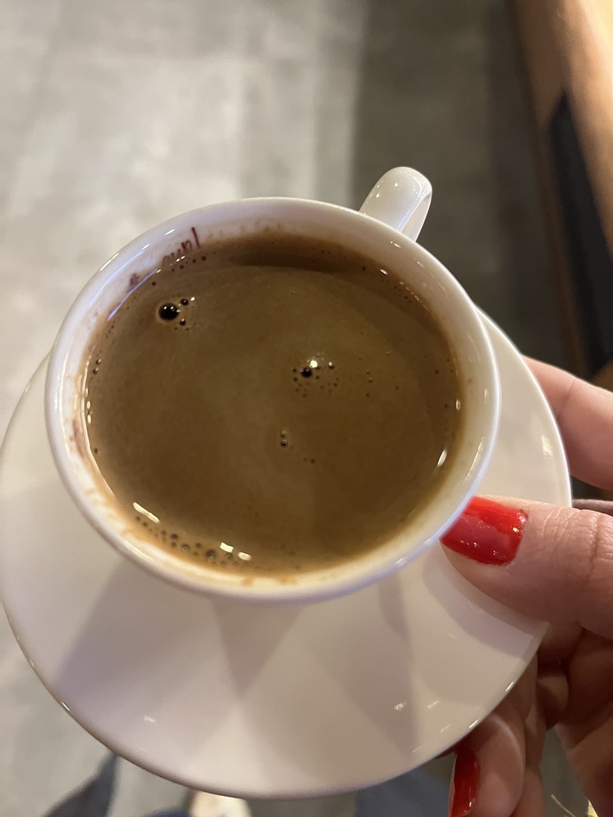 Kimlere bol köpüklü, sade sabah kahvesi ısmarlayayım?