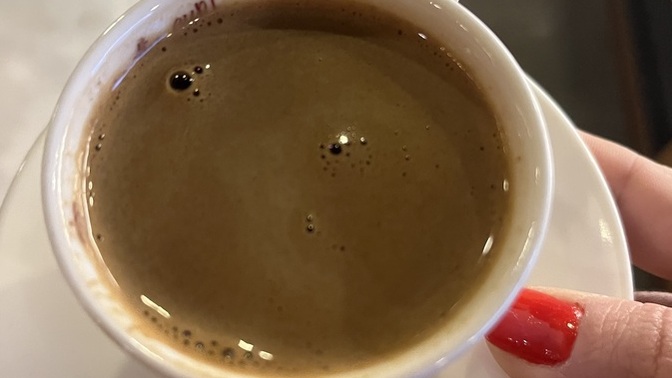 Kimlere bol köpüklü, sade sabah kahvesi ısmarlayayım?