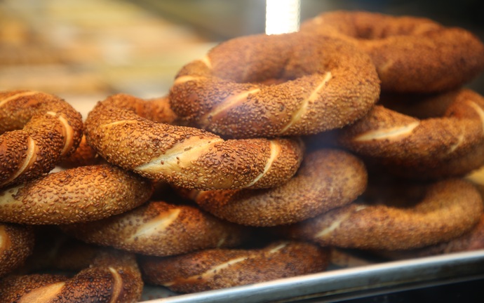 Siz kahvaltıyı evde tam yapanlardan mısınız yoksa dışarıda simitle geçiştirenlerden mi 🍩🥐?