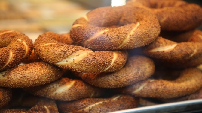 Siz kahvaltıyı evde tam yapanlardan mısınız yoksa dışarıda simitle geçiştirenlerden mi 🍩🥐?
