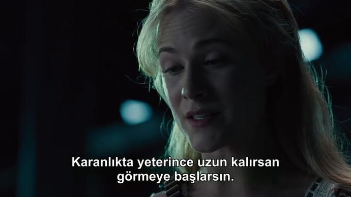 Karanlığa alışmak, gerçekten görmeye başlamak mı yoksa görmemeyi kabullenmek mi?