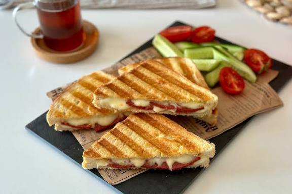 Sabah kahvaltısında tost mu tercih edersiniz yoksa başka ne yersiniz?