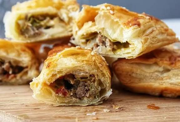 Eşiniz/Sevgiliniz akşam akşam el açması kıymalı börek istese yapar mısınız?
