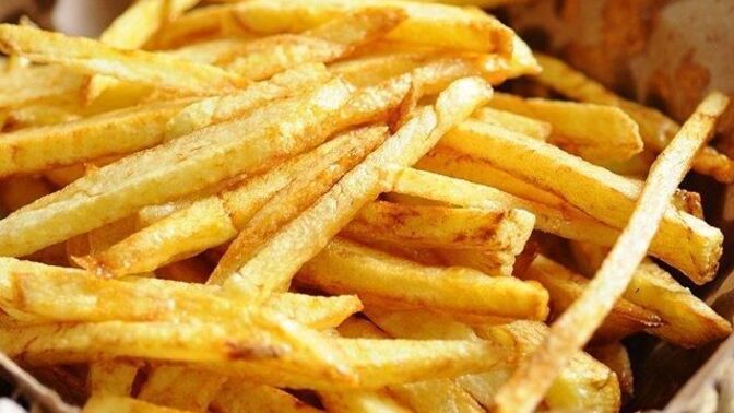 Patates kızartmasını elle mi yiyorsun, çatalla mı?