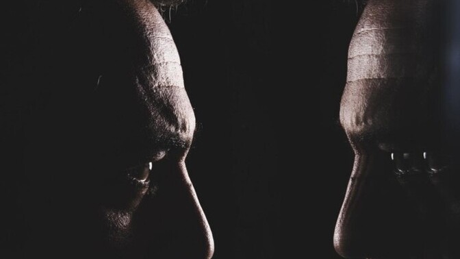 İnsan en çok hangi yalanla yaşar: Başkasına söylediğiyle mi, kendine söylediğiyle mi?