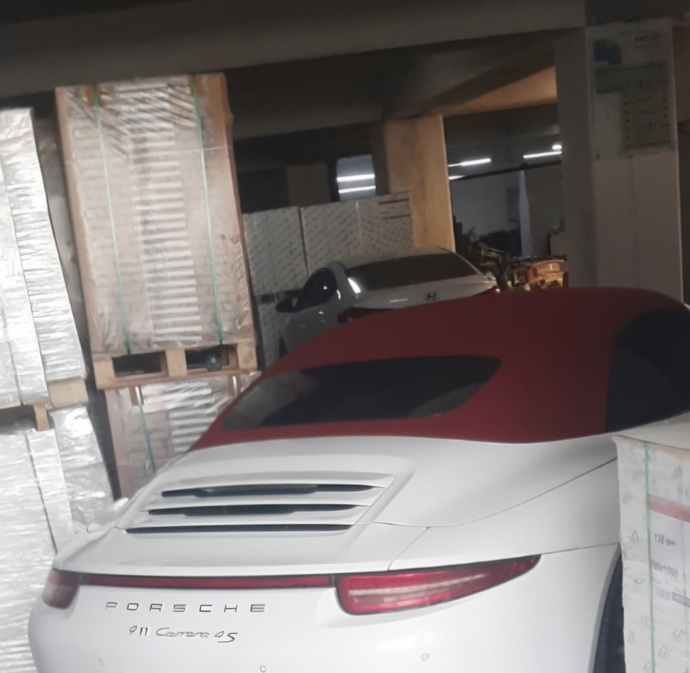 Bu erkekler neden arabalarının fotoğrafını paylaşıyor?