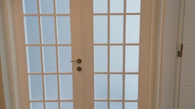 Salon kapısı için buzlu cam mı düz cam mı daha şık ve kullanışlı olur sizce?