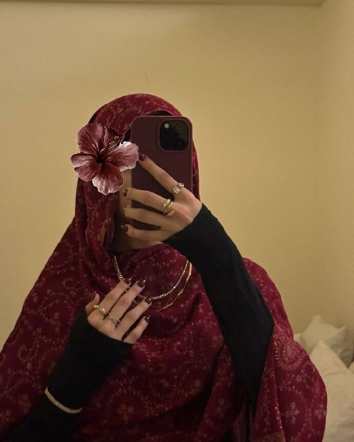 Kapalı bir kadına saç rengini sormak normal midir?