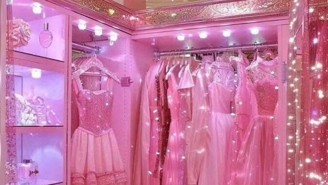 Pembe abiyelerle dolu pembe bir dolabım olsun istiyorum?