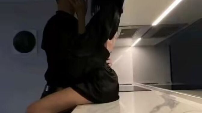 Cinsel ilişkiye düşkün olmak evlilikte ne kadar önemli, sizce şart mı 😅?