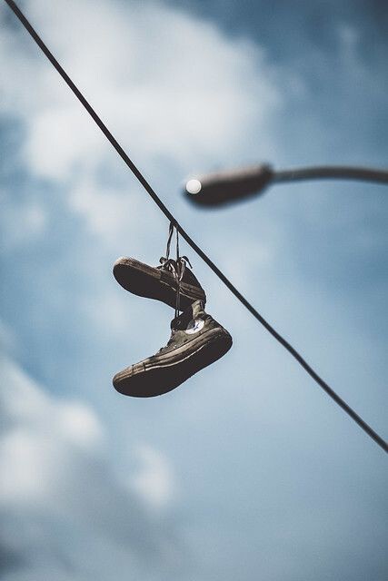 Mahallenizde böyle elektrik direklerine atılmış ayakkabılar var mı ya da hiç bir mahallede denk geldinizmi?