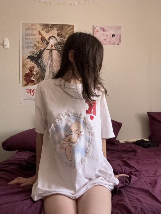 Sadece tişörtle uyumak çok rahat değil mi?