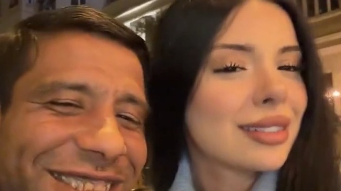 Kara gozlu cingenem asik oldum ben sana 🥰🥰🥰 nasilll?