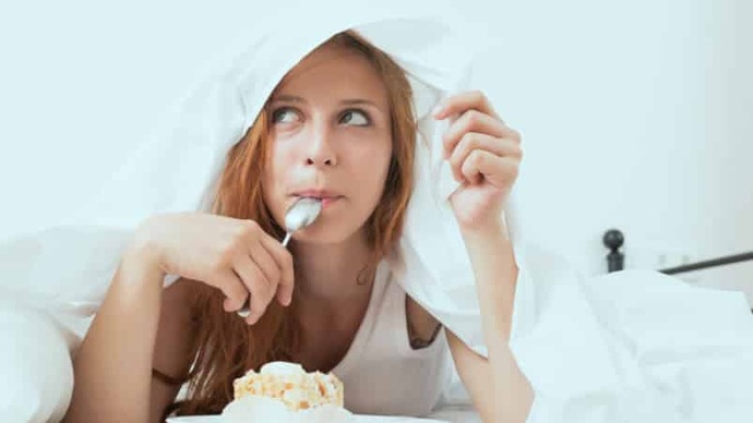 Regl olmada yemeden içmeden mi kesiliyorsun yoksa tam tersi mi?