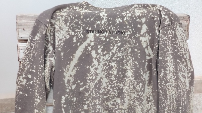 Yeni aldığım Sweatshirtime çamaşır suyu bulaştı bende bir çözüm buldum güzel olmuşmu gereksizmi?