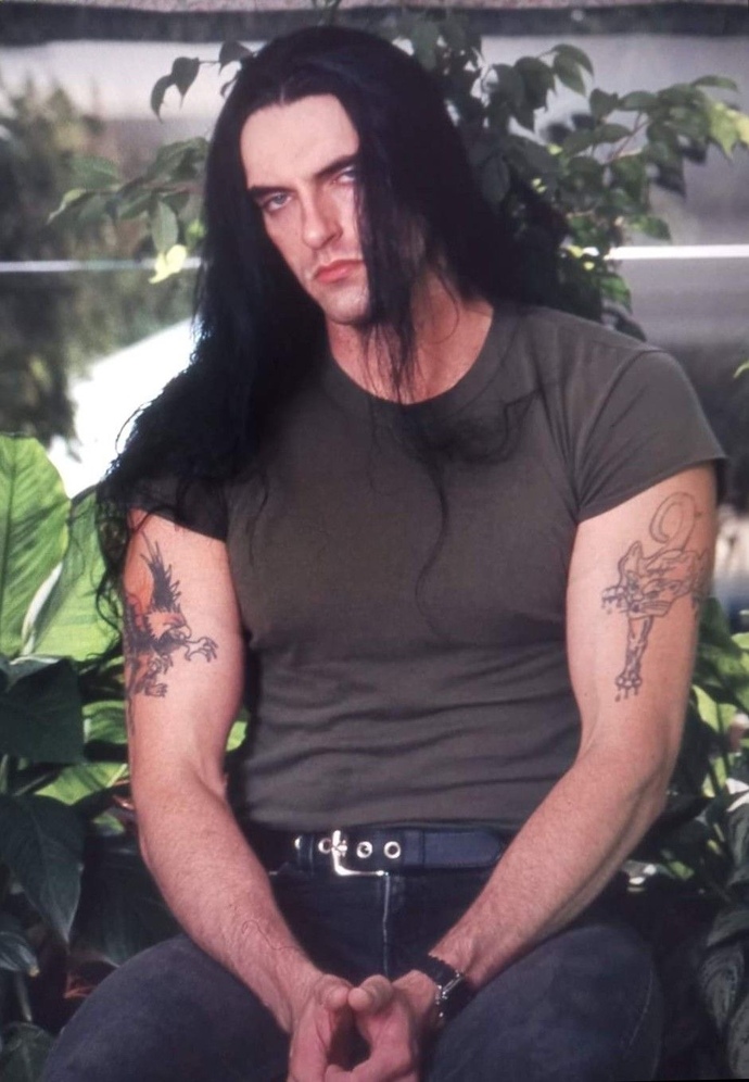 Bence goth metalin en yakışıklı solisti Peter Steele. Sizce?