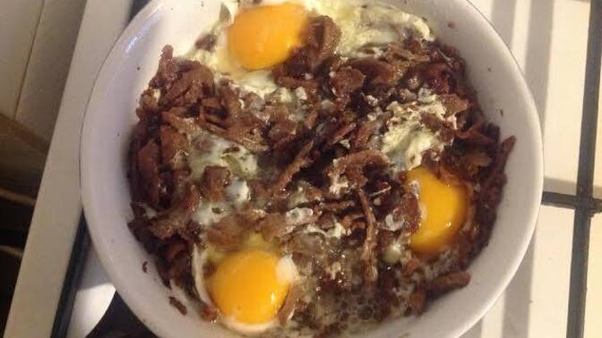 Dönerli yumurta yiyen var mı, kahvaltıda dönerli yumurta nasıl olur sizce?