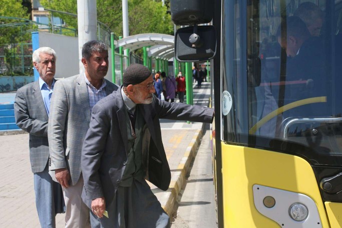 Neden hergün okula gitmek zorunda olan öğrencilere değil de, maaşı olan 65 yaş üstüne toplu taşıma ücretsiz?