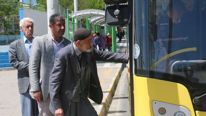 Neden hergün okula gitmek zorunda olan öğrencilere değil de, maaşı olan 65 yaş üstüne toplu taşıma ücretsiz?