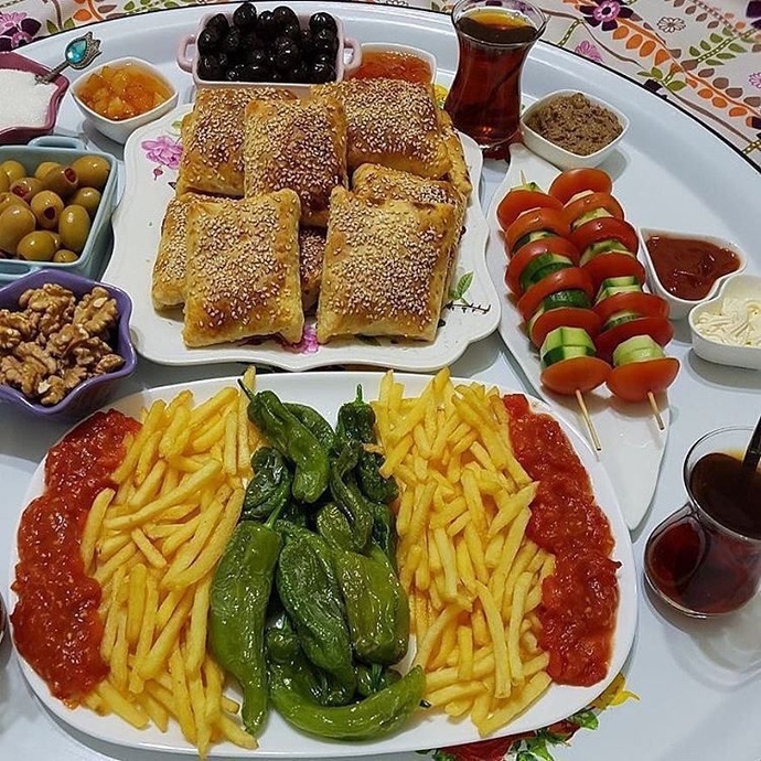 Hep aynı yemeği yemek mi her gün farklı ama sevmediğin yemekler mi?