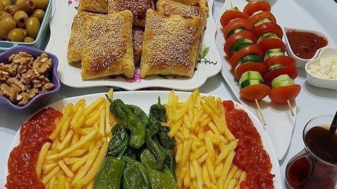 Hep aynı yemeği yemek mi her gün farklı ama sevmediğin yemekler mi?