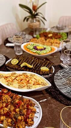 Sevgililer Günüyle alakası olmayan aşırı dolu bir yemek masasında neler olmalı?